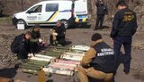 30 протитанкових гранатометів, 29 мін і 10 тис. патронів: на території покинутого заводу "Азовмаш" у Маріуполі виявлено великий схрон боєприпасів. ФОТОрепортаж