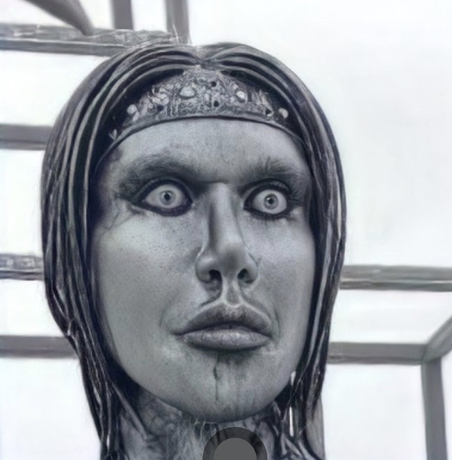 Аленушка постапокалипсиса: в России к годовщине основания села открыли странный памятник 02