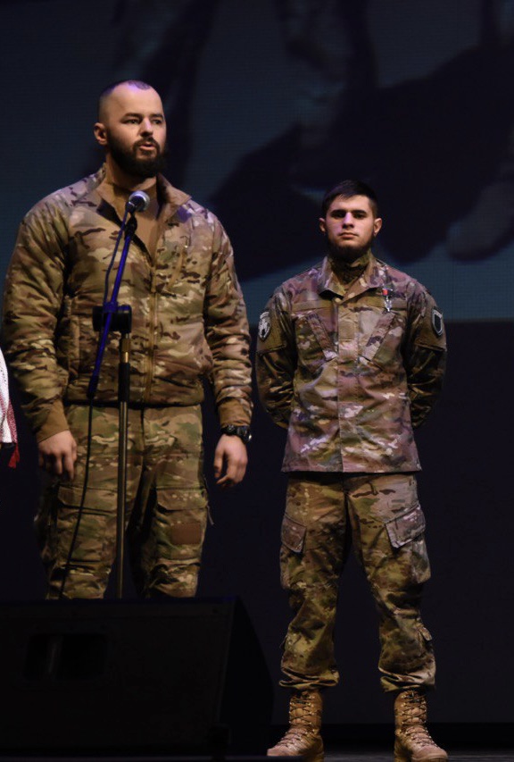 Кохана Героя України Дмитра Коцюбайла - ДаВінчі Аліна Михайлова: Він заводив своїх у підвал. І заходив останнім. Саме в цей момент прилетів снаряд 06