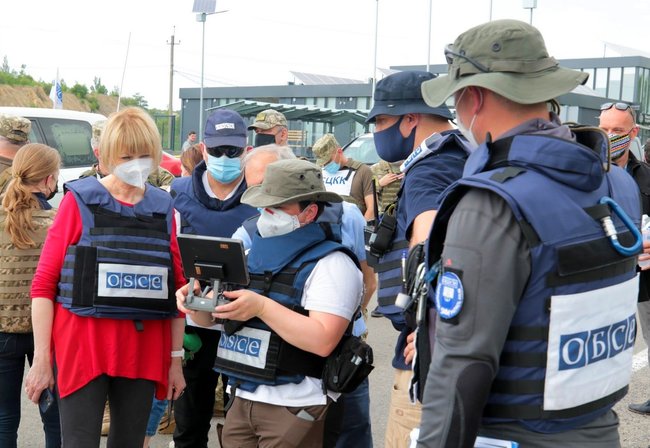 Генсек ОБСЄ Шмід відвідала КПВВ Новотроїцьке на Донеччині 10