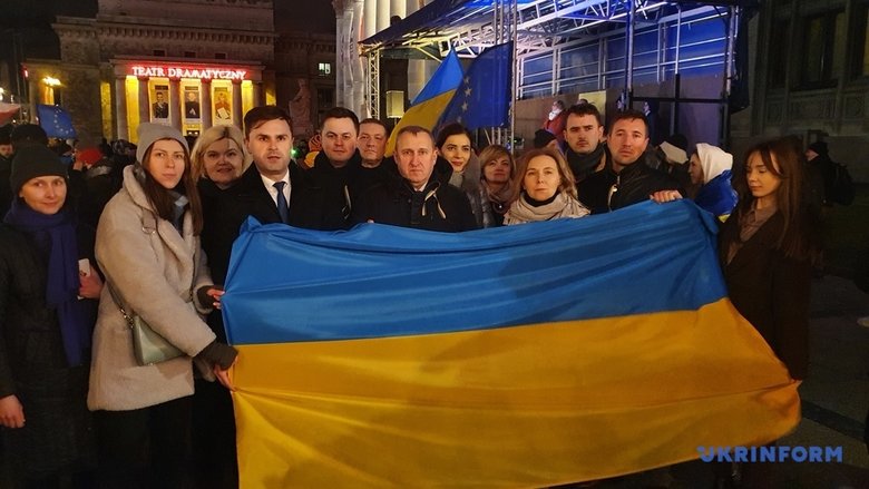 У центрі Варшави відбулася акція на підтримку України 01