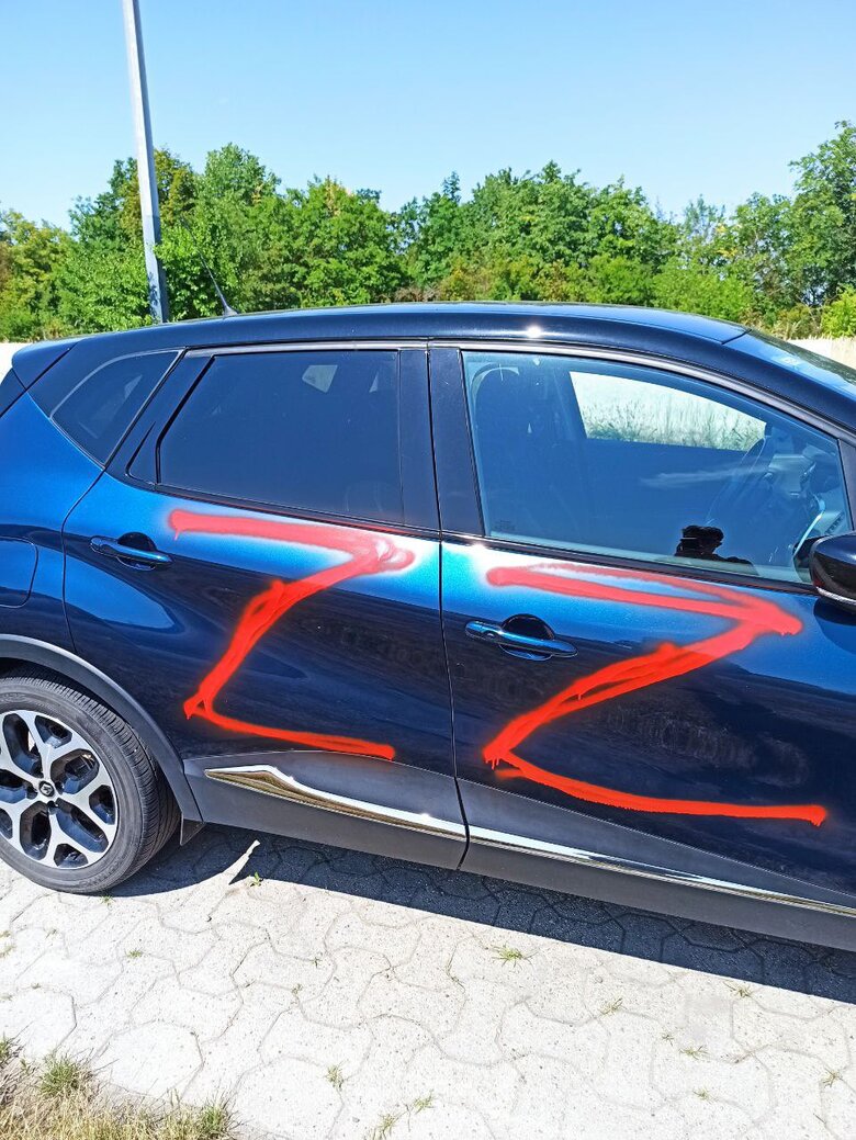У Відні автомобілі з українськими номерами розмалювали символами Z 04