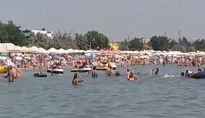 "Ви там тримайтеся. Грошей все одно у вас немає", - одесити звернулися до кримчан із переповненого міського пляжу. ВIДЕО
