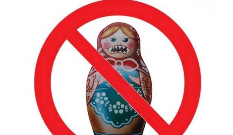 Украину заполонили зубастые матрешки и валенки: "Отблагодарим Россию тем же". ФОТОрепортаж
