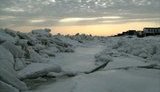 В Мариуполе можно наблюдать красивое и редкое явление - на берег вынесены груды льда до 4 метров высотой. ФОТОрепортаж.