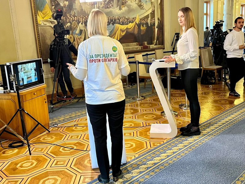 Слуги народу в день виступу Зеленського вбралися у футболки За президента. Проти олігархів 03 Слуги народу в день виступу Зеленського вбралися у футболки За президента. Проти олігархів 03