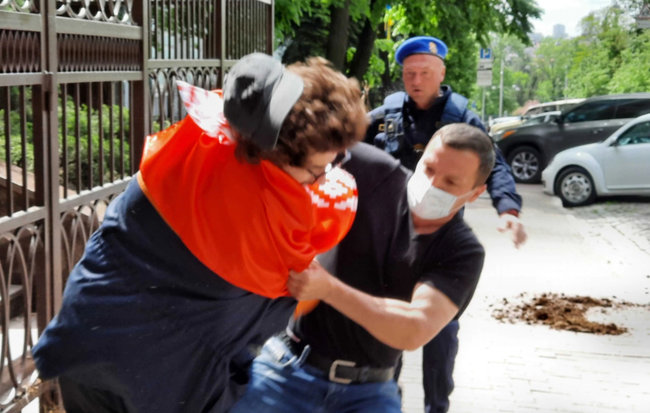 Ты на Украине сейчас находишься! Ты понял? Ты на Украине!, - в Киеве правоохранители жестко задержали белорусского активиста Маркелова за акцию с навозом под посольством РБ 02