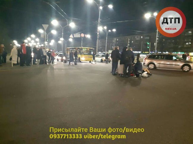 Маршрутка збила пішоходів у Києві, 3 особи госпіталізовано 03