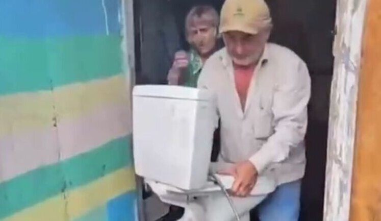 Власти российского города Ачинск через суд обязали пожилую женщину демонтировать установленный дома унитаз. ВИДЕО