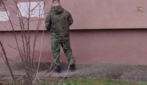 У Росії "герой сво" привселюдно справляє потребу на стіну багатоповерхівки: "Какая разница?!". ВIДЕО