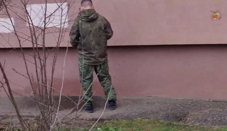 У Росії "герой сво" привселюдно справляє потребу на стіну багатоповерхівки: "Какая разница?!". ВIДЕО
