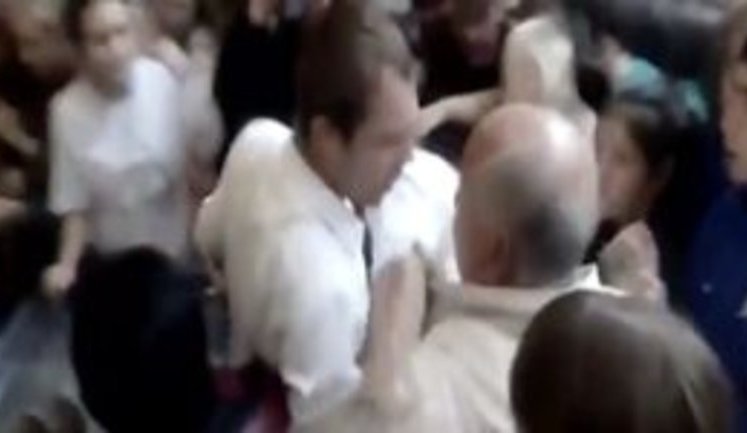 "Не толкайтесь, бл#дь! Сейчас задавят, нах#й!", - в российском Стерлитамаке люди чуть не подрались из-за бесплатного мороженого. ВИДЕО