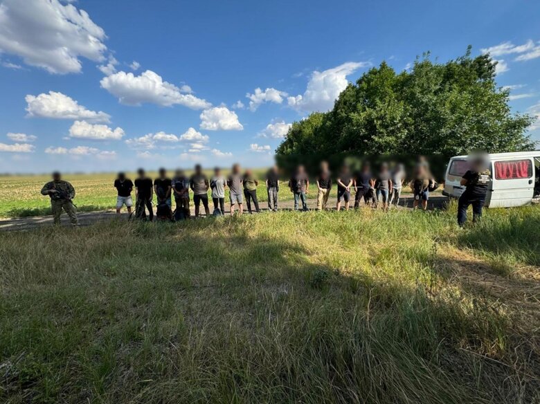 На Одещині затримали водія та 15 чоловіків, які намагалися незаконно виїхати до Молдови, - ДПСУ
