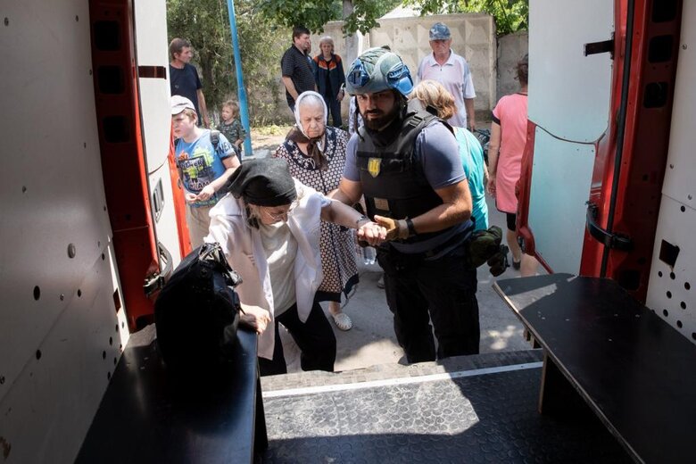 Фонд Добра и Любви продолжает эвакуацию людей и помогает преодолеть гуманитарную катастрофу в Лисичанске 12