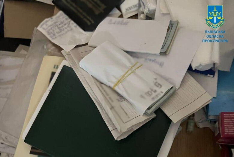 У Львові лікарка за хабар допомагала стати інвалідом