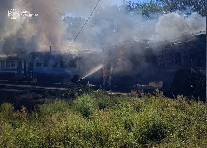 Російські БпЛА атакували дизель-поїзд: загорілися локомотив і вагон, є постраждалі