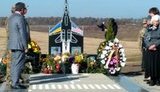 Погибшим в авиакатастрофе во время учений украинскому и американскому летчикам Петренко и Нерингу открыли памятник на Виннитчине. ФОТОрепортаж