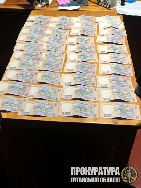 На Луганщині на хабарі 20 тис. грн затримано голову обєднаної тергромади, - прокуратура 02