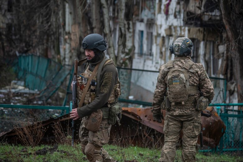 У Бахмуті тривають криваві вуличні бої, росіян не пускають на Часів Яр та Костянтинівку, - ЗСУ 15