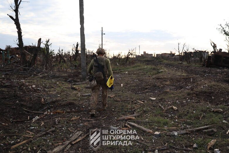Третя ОШБр підняла прапор України у визволеній Андріївці 01