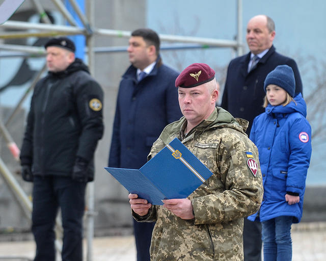 День десантника: церемония замены синих беретов, вручение флага десантно-штурмовых войск и присяга воинов ДШВ на Михайловской площади в Киеве 11