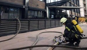 Пожар в гостинице в центре Одессы: пламя охватило стены и крышу. ФОТО