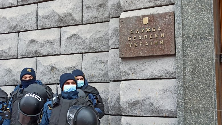 В Києві протестували антивакцинатори: QR-коди на плакатах ведуть на сайт Єдиної Росії 45