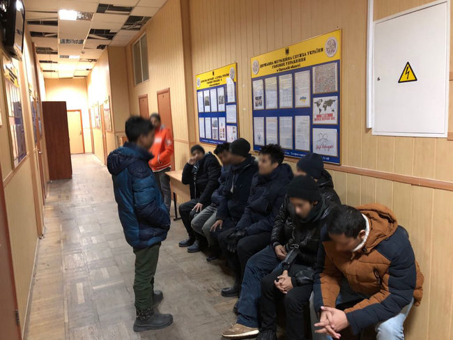 Держприкордонслужба затримала девятьох бангладешців в Одесі 04