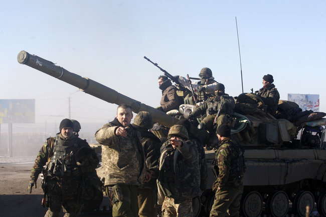 Військовий фотограф Анатолій Степанов: Авдіївка. Лежить пенсіонер, мертвий, придавлений плитою. Дядько Коля всю війну пережив, а тут братики постаралися 54