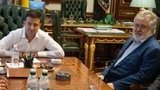 В зеленых перчатках, с характерной хрипотцой