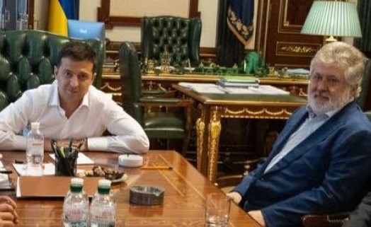 В зеленых перчатках, с характерной хрипотцой 01