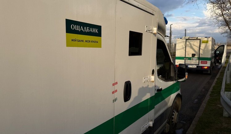 Інкасаторські машини Ощадбанку повернули з Угорщини, але гроші й золото залишаються затриманими