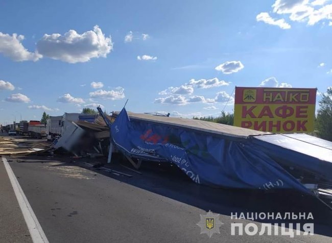 На Одеській трасі внаслідок зіткнення вантажівок загинули 2 людини, - Нацполіція 01