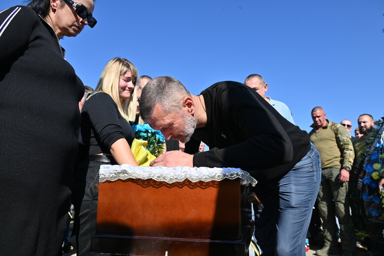 Із загиблим воїном штурмової роти 59-ї бригади Володимиром Іщенком попрощалися у Києві 16