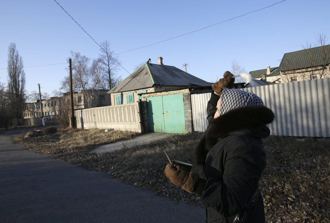 Бронежилет не дає притиснутися до землі щільніше, відчуття безпорадності: Приїхав, бл...дь, фотограф! Познімати це Дебальцеве! Отче наш..., - розповідь військового фотографа Анатолія Степанова 05
