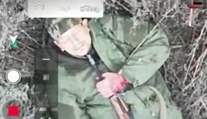 Російський окупант не витримав атаки дронів і вкоротив собі віку. ВIДЕО 18+