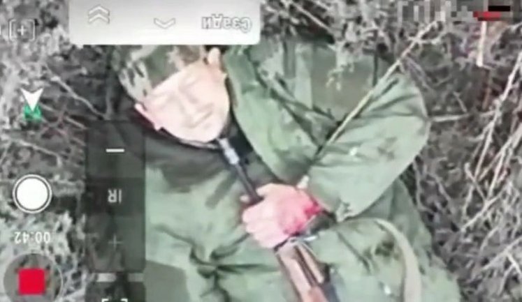 Російський окупант не витримав атаки дронів і вкоротив собі віку. ВIДЕО 18+