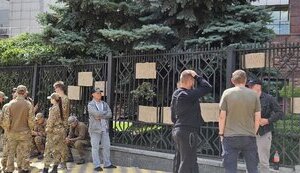 На заседание суда по делу Магамедрасулова пришли неизвестные в военной форме с плакатами. ВИДЕО+ФОТОрепортаж