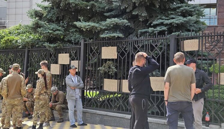 На заседание суда по делу Магамедрасулова пришли неизвестные в военной форме с плакатами. ВИДЕО+ФОТОрепортаж