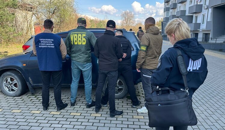 Border guard detained in Uzhhorod for offering to illegally smuggle draft dodger across border for $5,000 – State Border Guard Service. PHOTOS
