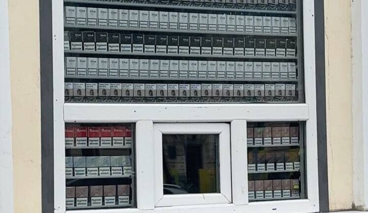 "Цинізм зашкалює": У Запоріжжі організували торгівлю нелегальними сигаретами навпроти міськради