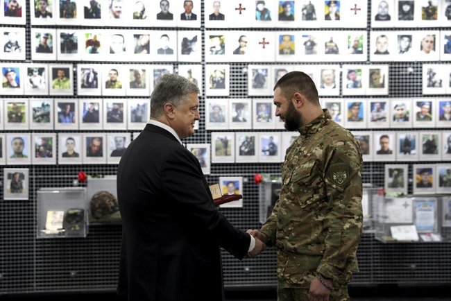 Порошенко нагородив воїнів Української добровольчої армії в Дніпрі: Вони стали на захист свободи і незалежності України в 2014 році 06