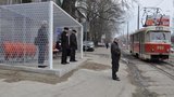 Донецкий креатив: к Евро-2012 футбольные ворота ставят даже на остановках. ФОТО