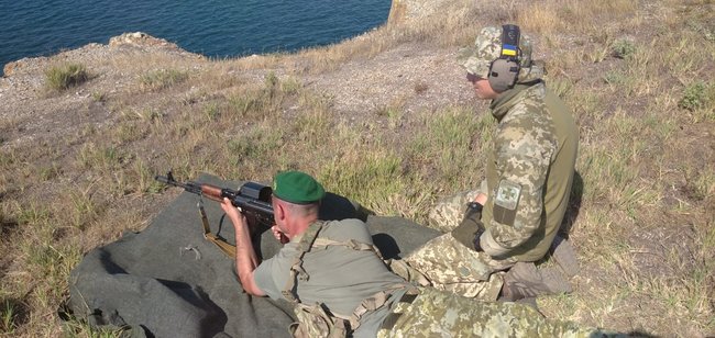 Пограничники провели учебные стрельбы на острове Змеиный 02