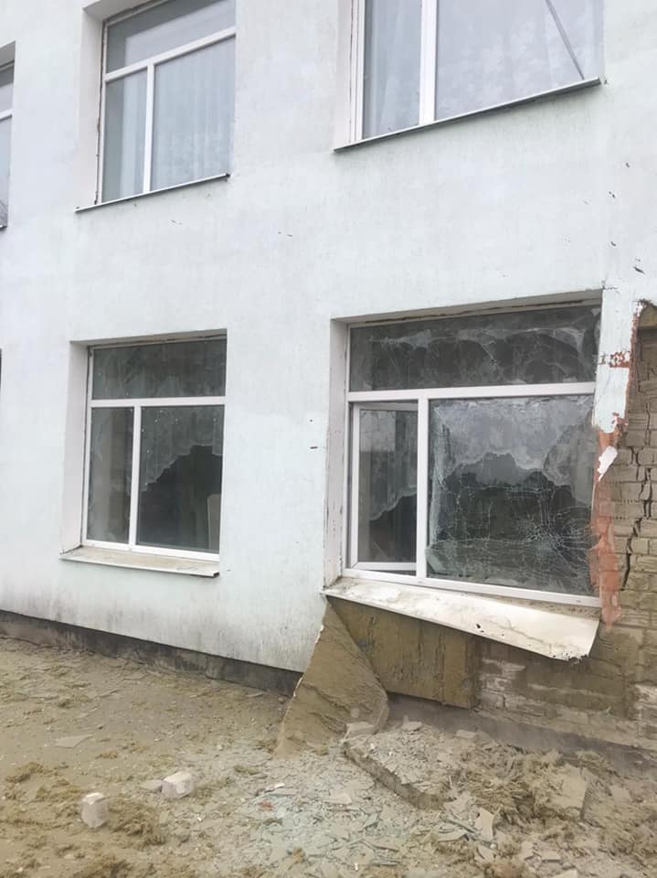 Эвакуация детей и персонала из детского сада, попавшего под обстрел войск РФ в Станице Луганской 04