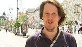 Шведский болельщик обратился к Азарову на украинском языке: Добрий день, Микола Янович, я винен тобі пиво. + ВИДЕО.
