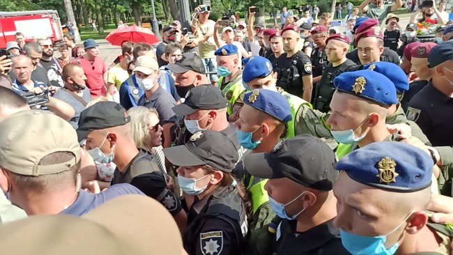 Слуги русификации и Меняю мову на рубли: на акции под ВР произошла стычка - правоохранители пытались задержать митингующего 25