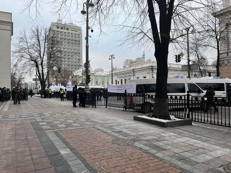 Под Радой митингуют ФОПы. Правоохранители перекрыли улицу Грушевского 06