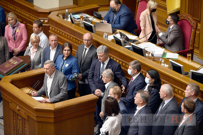 Усі обіймаються та обмінюються любязностями, Тимошенко шепочеться, Порошенко задумливий, Разумков розводить руками, - день роботи Ради 7 вересня 13