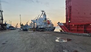 Російський балкер вивантажує крадене українське зерно в турецькому порту, який раніше купив олігарх з РФ. ВIДЕО